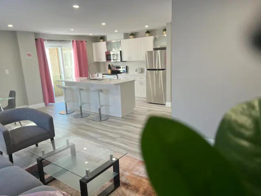 Entire 2 Bedroom Apartment Downtown - U2 Kitchener Bagian luar foto