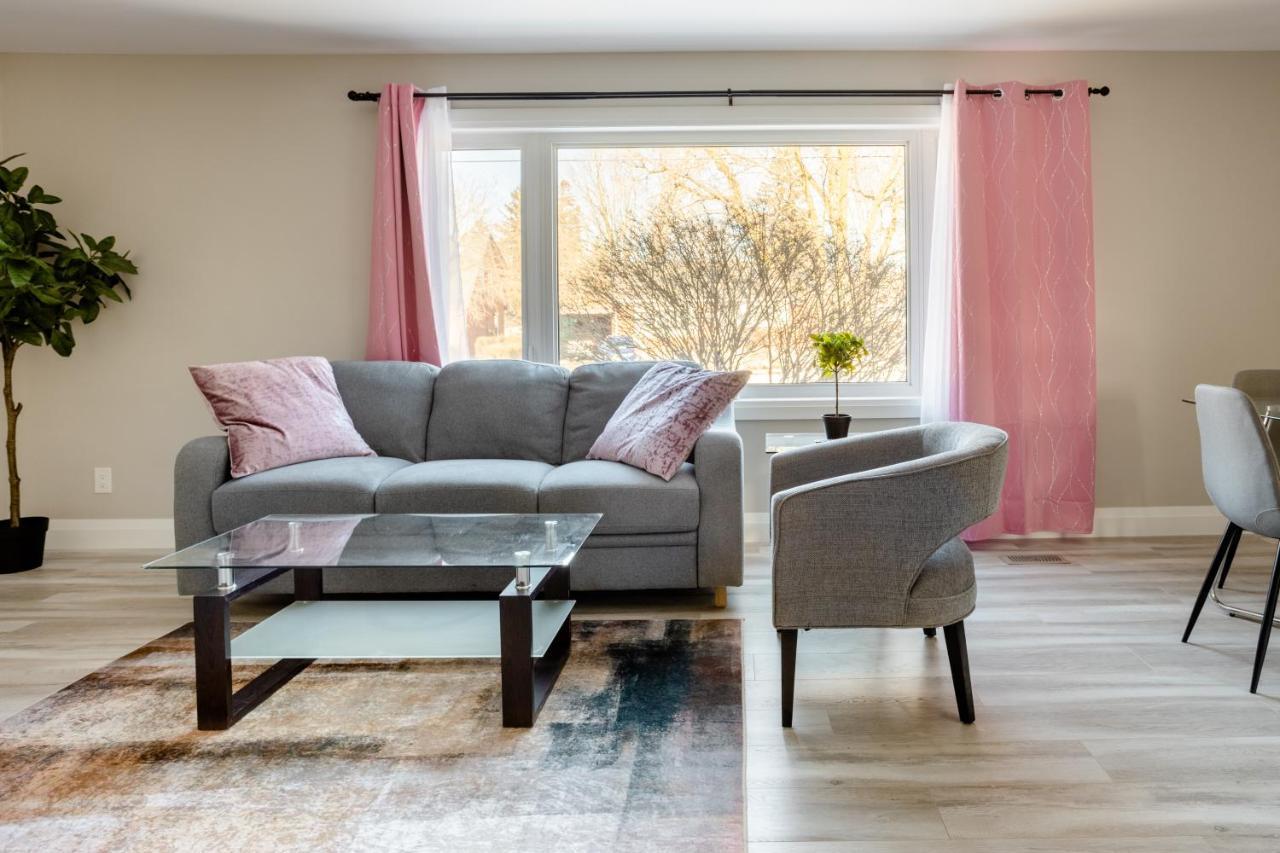 Entire 2 Bedroom Apartment Downtown - U2 Kitchener Bagian luar foto